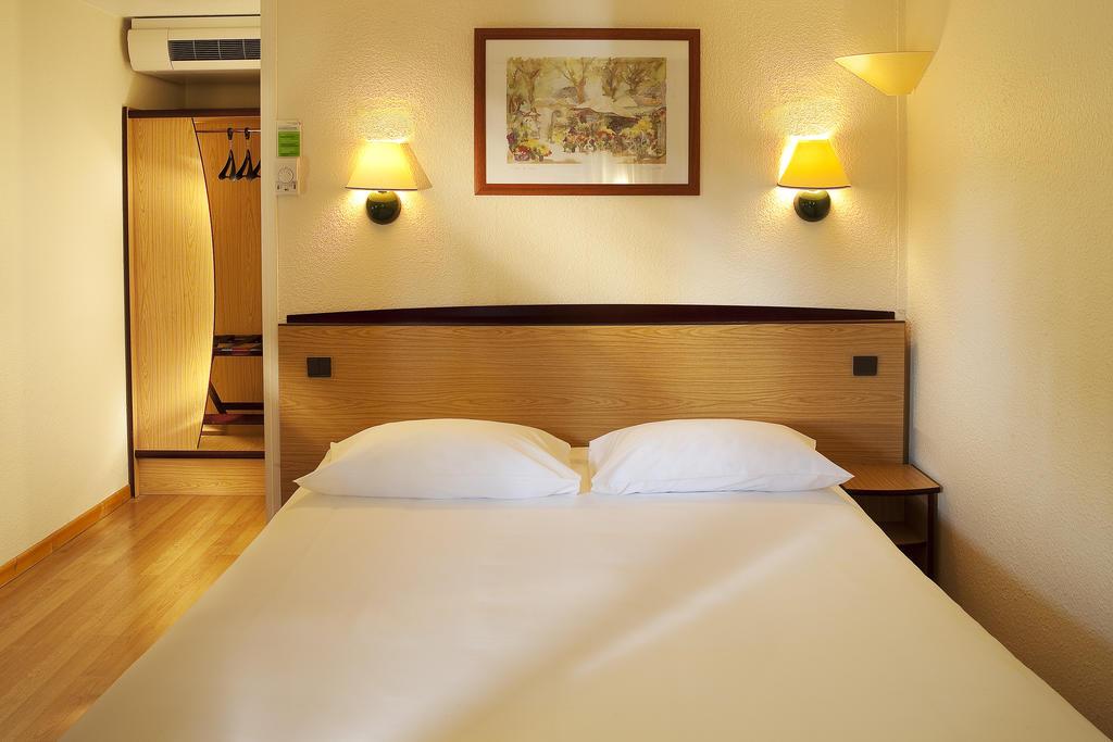Отель Campanile Prime - Nimes Centre Экстерьер фото